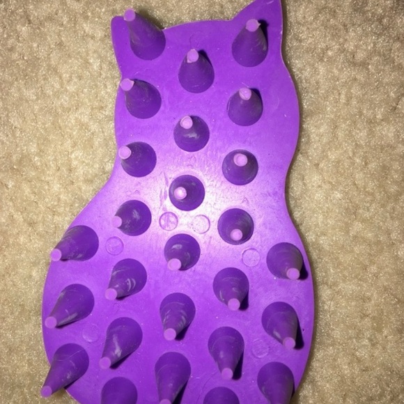 Kong Zoom Groom Rubber Cat Grooming Tool - Picture 2 of 2